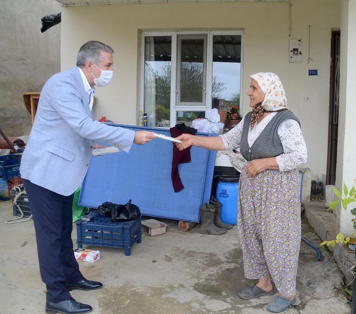 Kuşadası&rsquo;nda &uuml;retilen maskeler vatandaşlara evlerinde teslim ediliyor