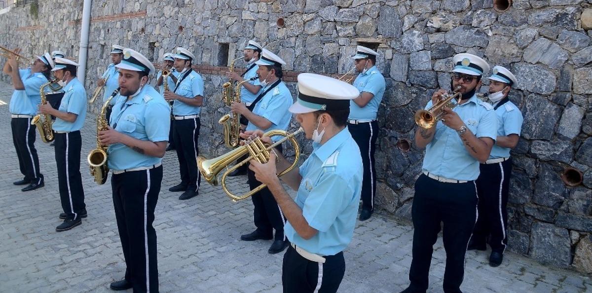 Kuşadası&rsquo;nda belediye bandosundan 1 Mayıs konseri
