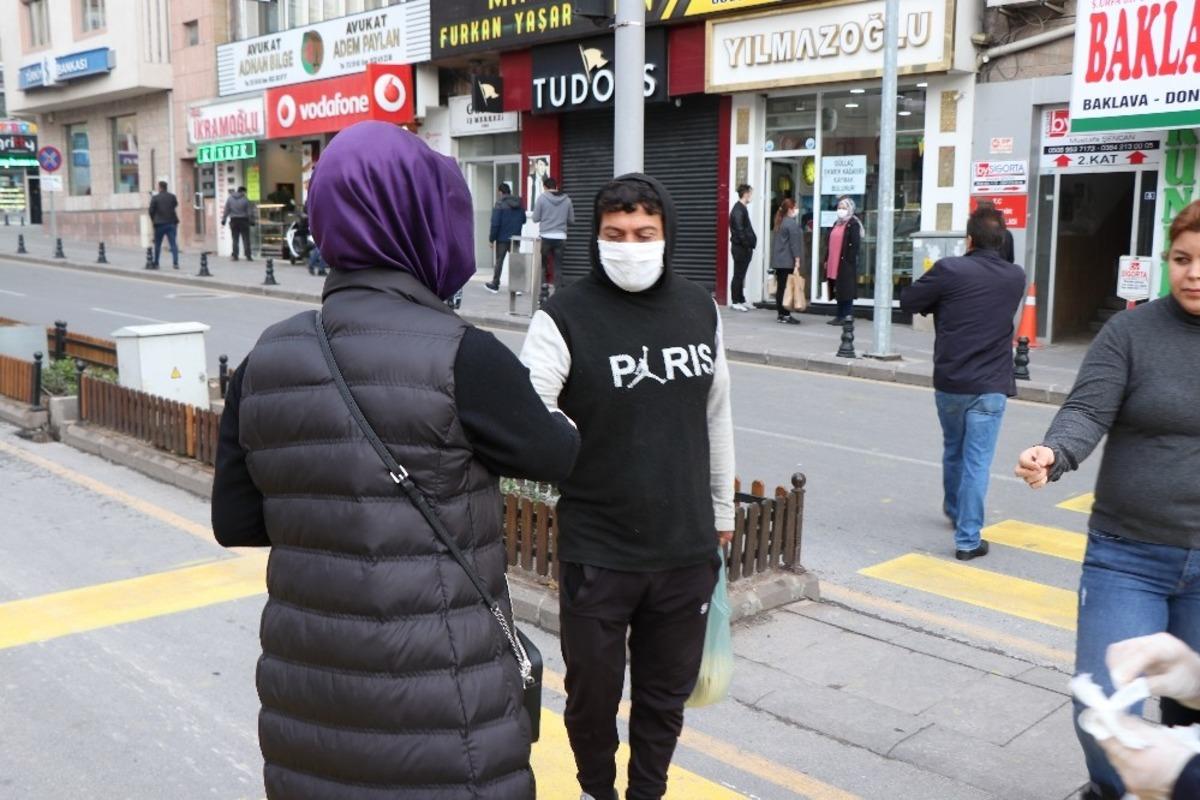 Belediye Başkanı Rasim Arı&rsquo;nın eşi Melek Arı, vatandaşlara maske dağıttı