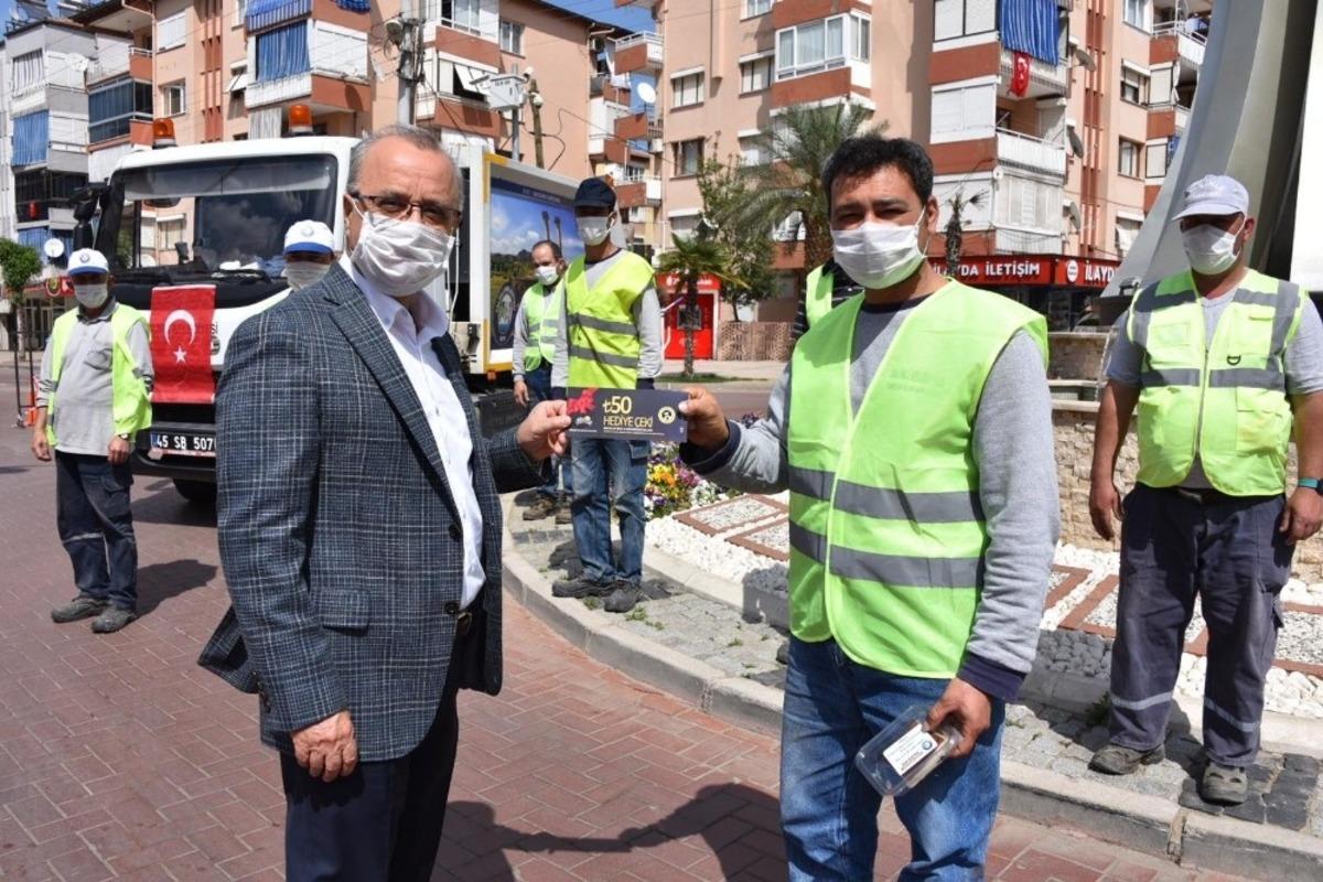 Salihli&rsquo;de sosyal mesafeli, hediye &ccedil;ekli kutlama