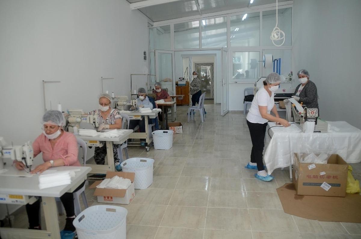 Kuşadası emek at&ouml;lyesi, &ccedil;ocuklar i&ccedil;in maske &uuml;retimine başladı
