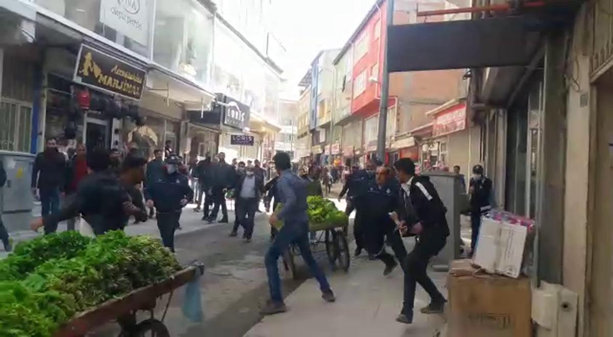 Ağrı'da zabıta ekipleri ile seyyar satıcılar birbirine girdi: 7 yaralı