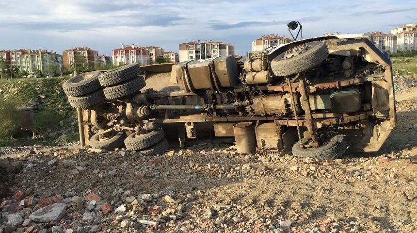 Y&uuml;k&uuml;n&uuml; boşaltan kamyon devrildi