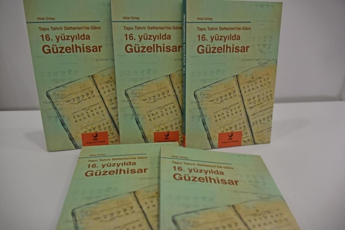 Evde kalan Aliağalılar vakitlerini kitap okuyarak ge&ccedil;iriyor