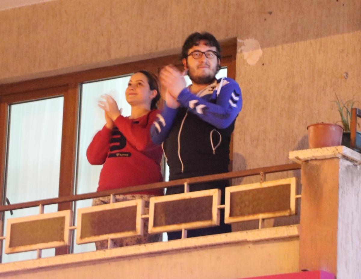 1 Mayıs balkon ve pencerelerde kutlandı 