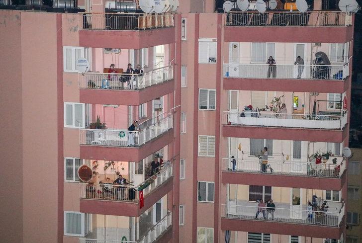 1 Mayıs balkon ve pencerelerde kutlandı  G3