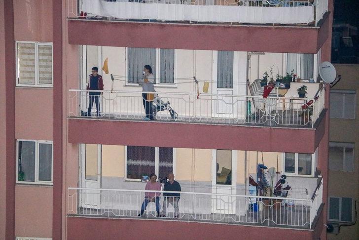 1 Mayıs balkon ve pencerelerde kutlandı  G4