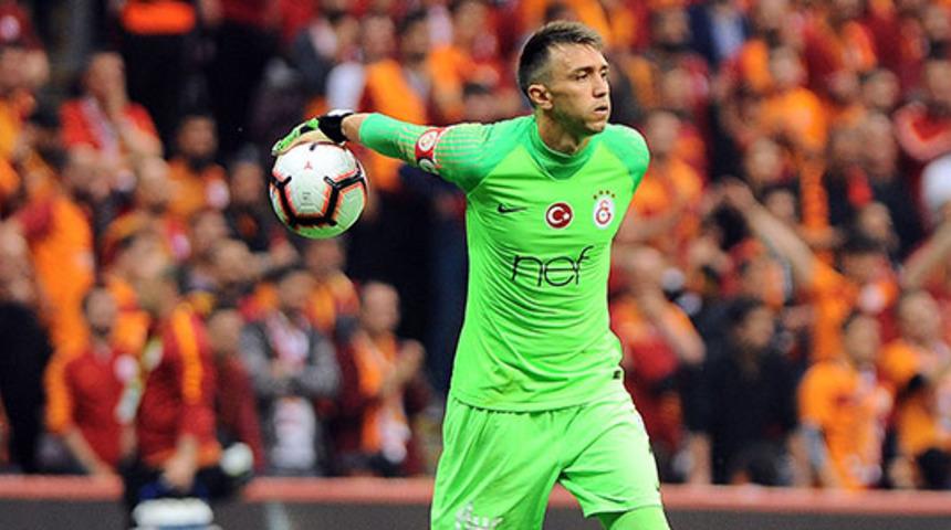 Galatasaray'ın Urugaylı kalecisi Fernando Muslera maaş indirimine gitti