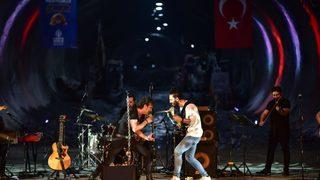 Kıraç yerin 72 metre altında metro şantiyesinde konser verdi