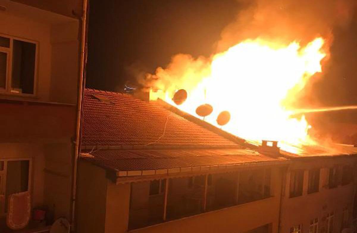 Kağıthane'de korkutan yangın! Alevler geceyi aydınlattı