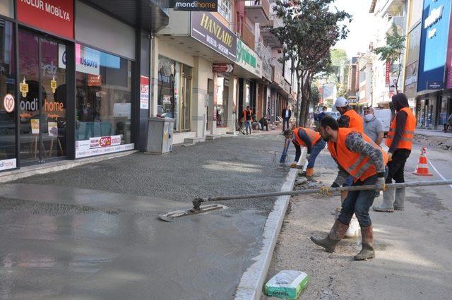 Zincirlikuyu Caddesi’nde kaldırım imalatları yapılıyor