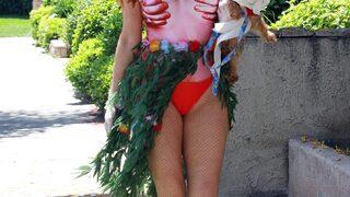 Phoebe Price hula kızı oldu 