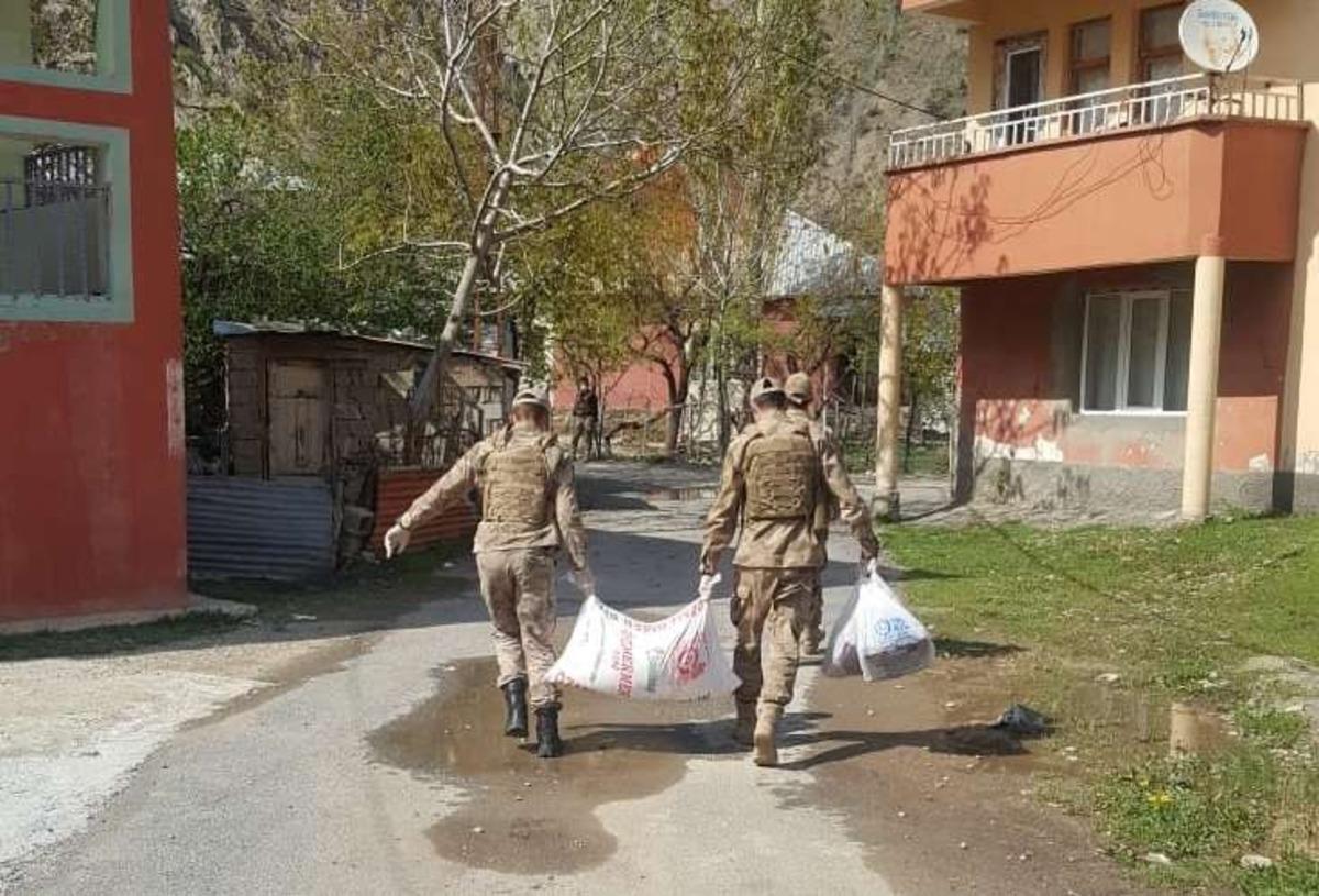 Hakkari Jandarma ekiplerinden &ouml;rnek davranış