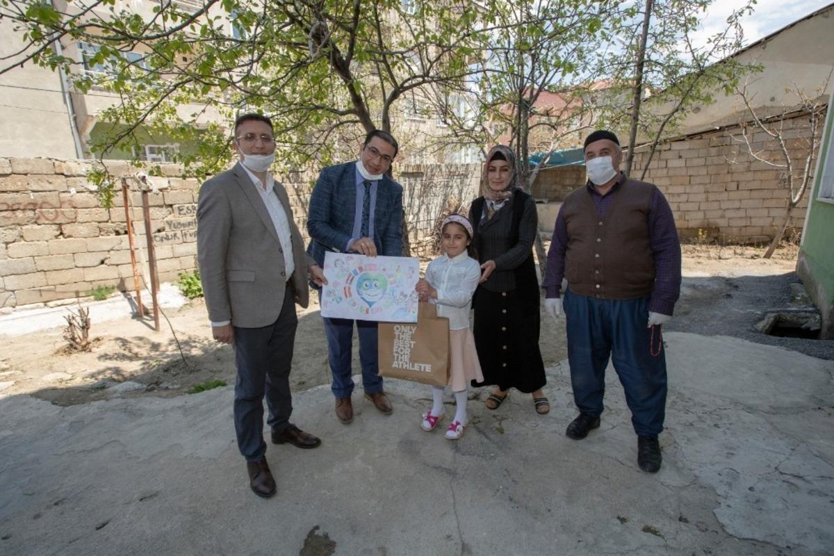 Geleceğin ressam ve şairleri, &ouml;d&uuml;llerine kavuştu