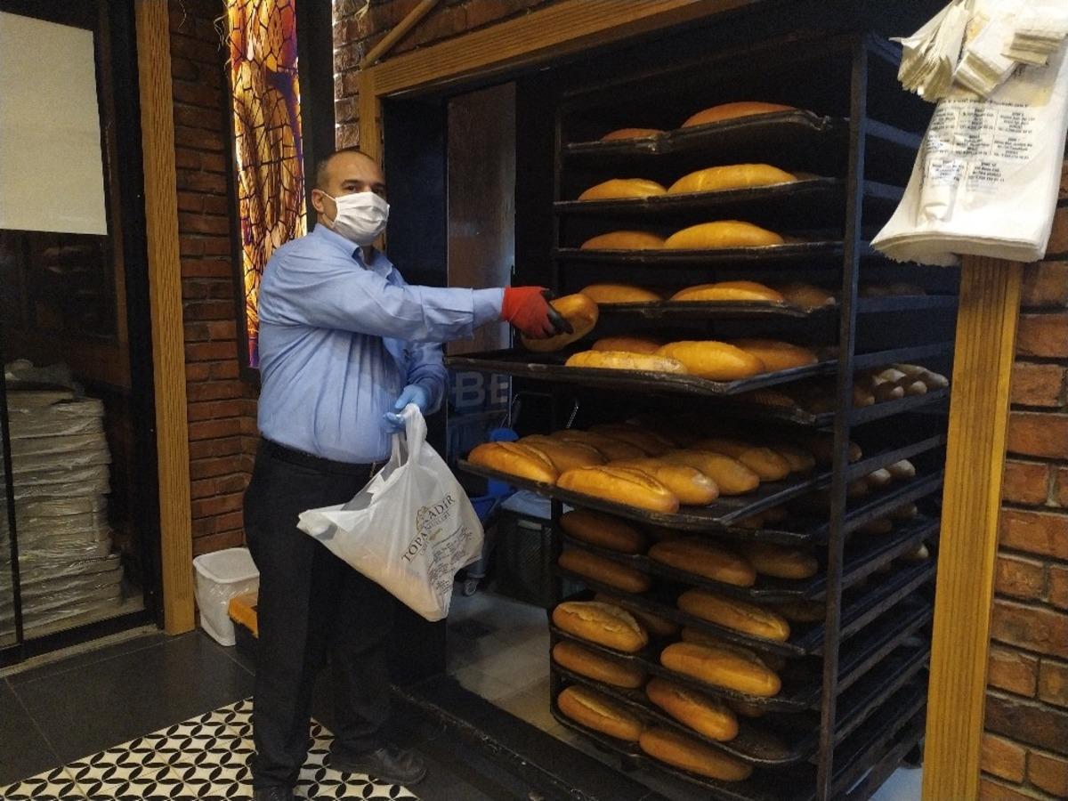 Sokağa &ccedil;ıkma kısıtlamasında pideler sahurda sıcak satışa sunuldu