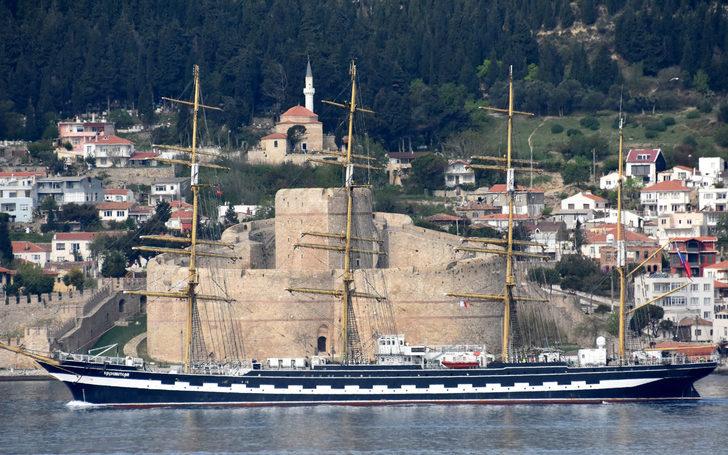 Dünya turundaki tarihi yelkenli gemi Çanakkale Boğazı'ndan geçti G2