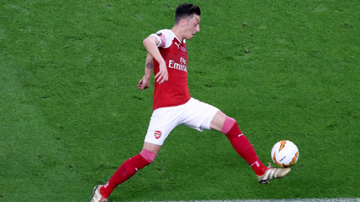 Mesut &Ouml;zil'den Kızılay'a anlamlı bağış