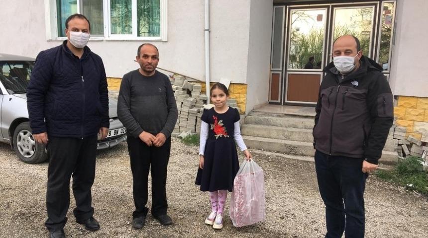 İl Başkanı Altın&ouml;z, har&ccedil;lıklarını bağışlayan Zeynep&rsquo;e oyuncak g&ouml;nderdi