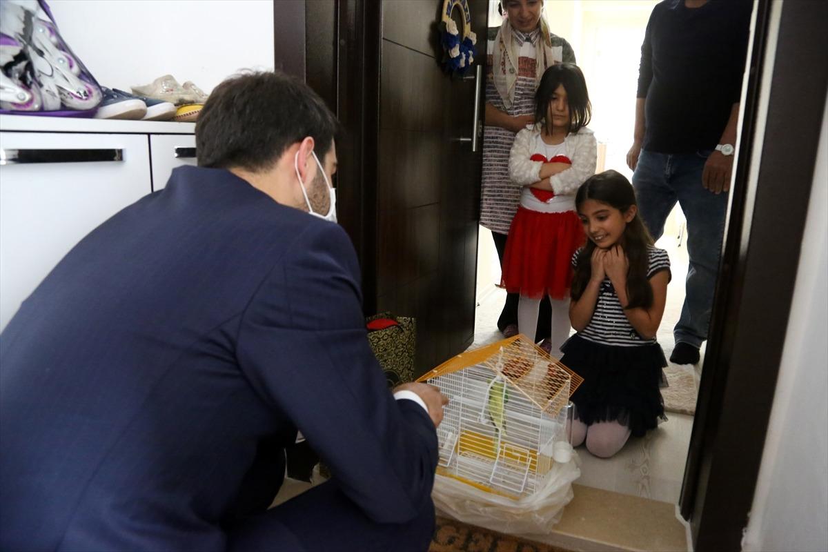Sivas Belediye Başkanı Bilgin, k&uuml;&ccedil;&uuml;k kızın muhabbet kuşu isteğini yerine getirdi