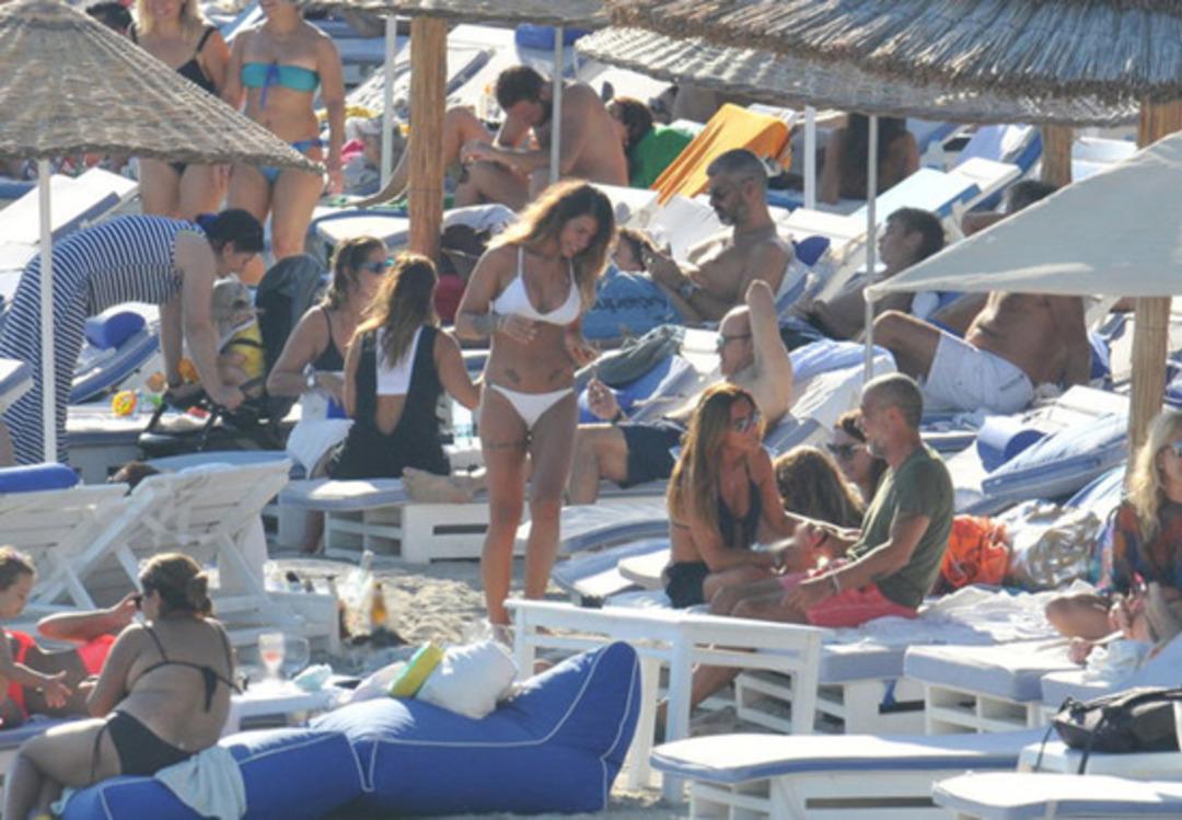 Eliz Saku&ccedil;oğlu tatile devam ediyor