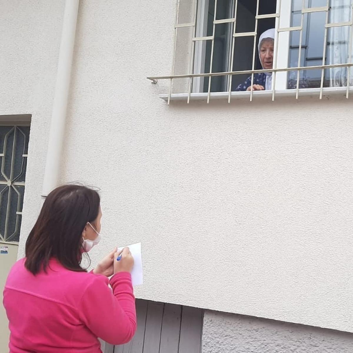 Belediye Başkanı elinde kağıt kalem ev ev sipariş topluyor