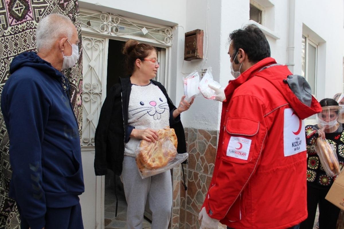Bu kez sıcak pidenin yanında maske ve dezenfektan dağıttılar