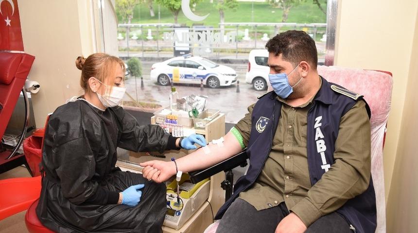 B&uuml;y&uuml;kşehir Zabıta&rsquo;dan Kızılay&rsquo;a kan bağışı
