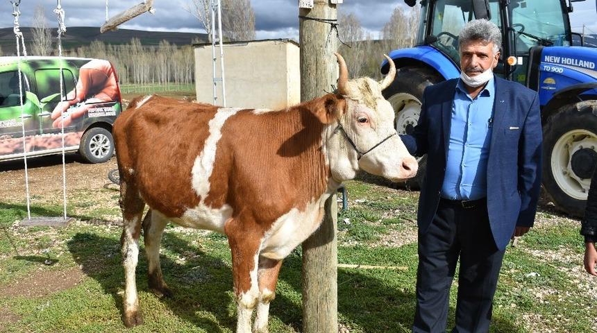 Milli dayanışma kampanyasına d&uuml;vesini bağışladı