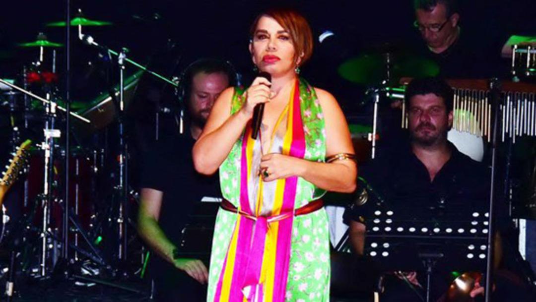 Sezen Aksu sahneden sert &ccedil;ıktı