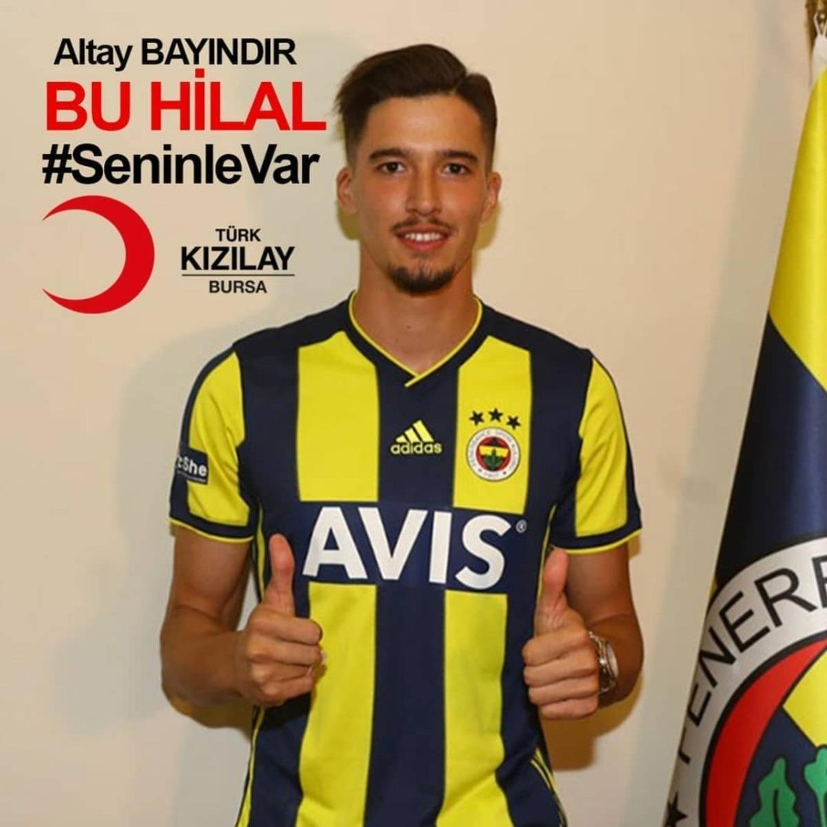 Fenerbah&ccedil;e kalecisi Altay Bayındır&rsquo;dan T&uuml;rk Kızılay&rsquo;ına bağış