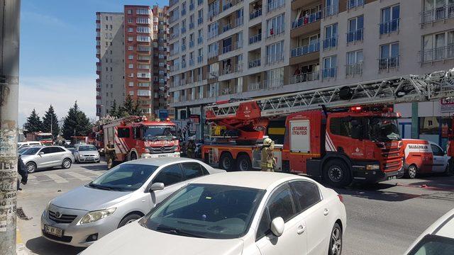 Esenyurt'ta kız öğrenci yurdunun çatısında yangın (1)