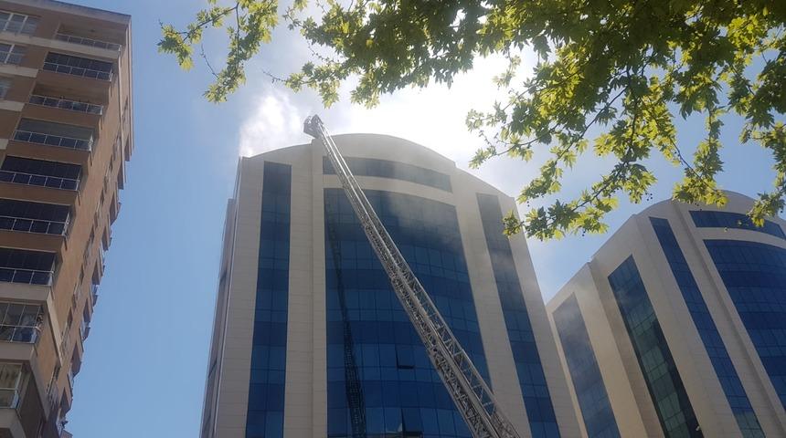 Esenyurt'ta kız &ouml;ğrenci yurdunun &ccedil;atısında yangın