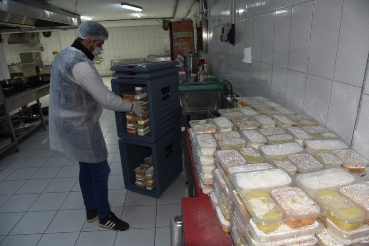 İzmit Belediyesi ihtiyaç sahiplerinin iftar sofrasına sıcak yemekle gidiyor G2