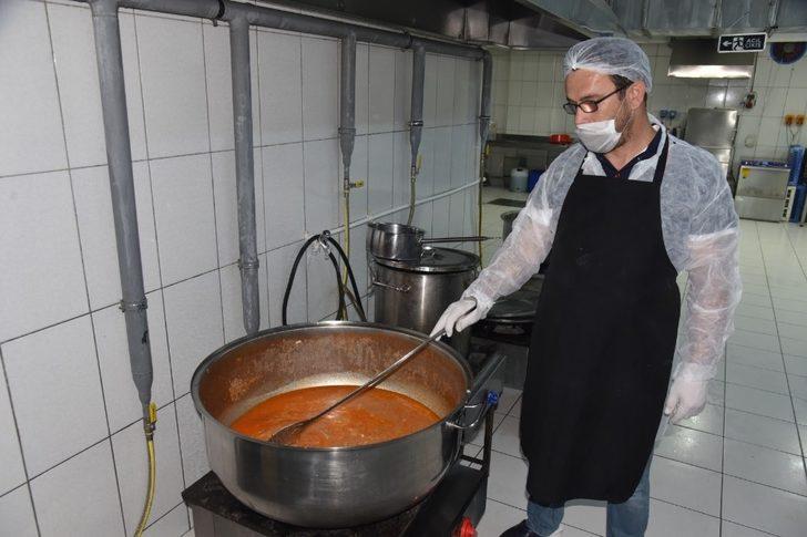 İzmit Belediyesi ihtiyaç sahiplerinin iftar sofrasına sıcak yemekle gidiyor G3