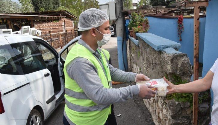 İzmit Belediyesi ihtiyaç sahiplerinin iftar sofrasına sıcak yemekle gidiyor G4