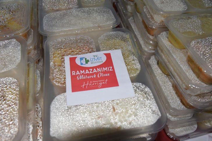 İzmit Belediyesi ihtiyaç sahiplerinin iftar sofrasına sıcak yemekle gidiyor G5