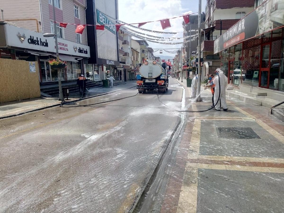 K&ouml;rfez&rsquo;de caddeler sabunlu suyla yıkandı