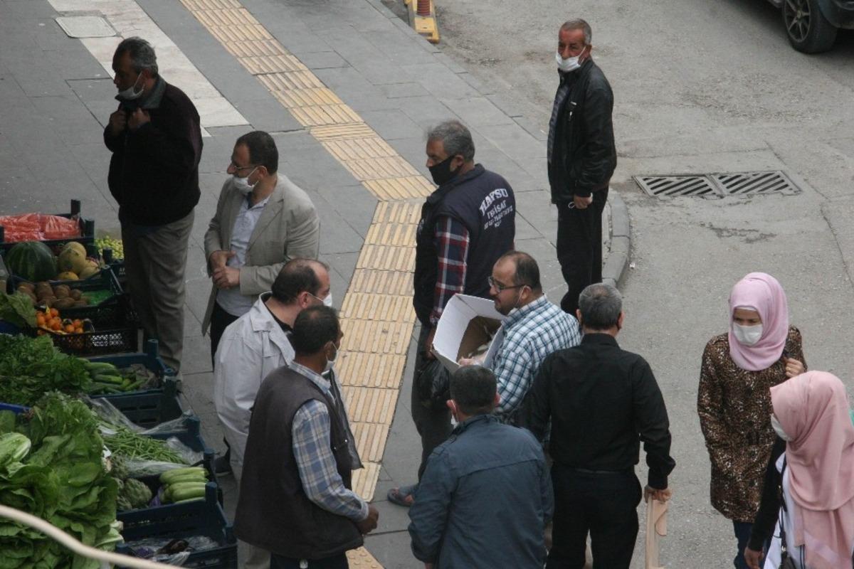 Kilisliler sosyal mesafe kurallarını hi&ccedil;e sayıyor