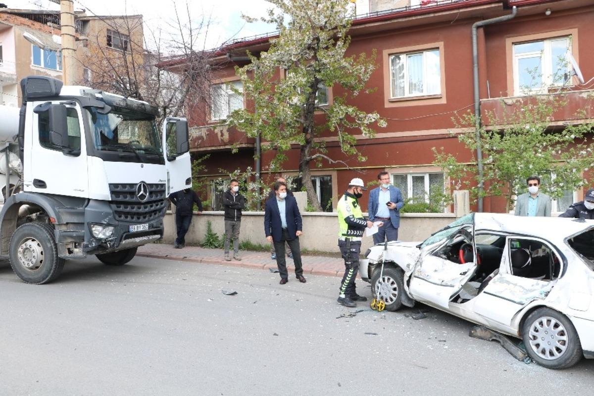 Beton mikseriyle otomobilin &ccedil;arpıştığı kazada baba ve oğlu yaralandı