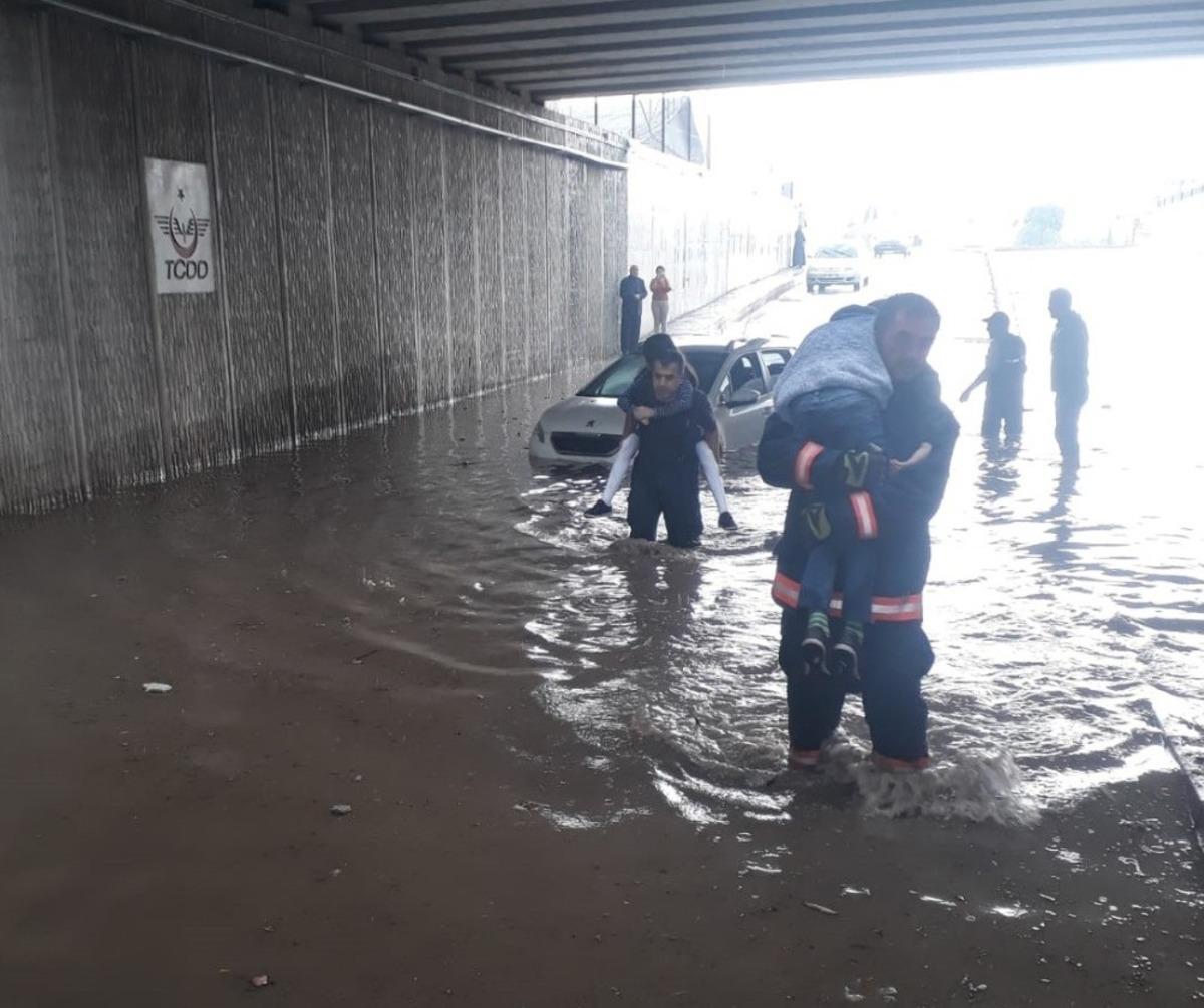 Alt ge&ccedil;idi su bastı, ara&ccedil;ta kalan 3 kişi sırtta taşınarak kurtarıldı