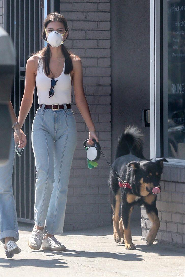 Emily Ratajkowski bu kez maskesini taktı G2