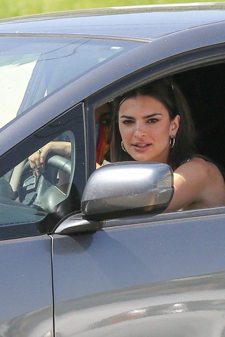 Emily Ratajkowski bu kez maskesini taktı G3