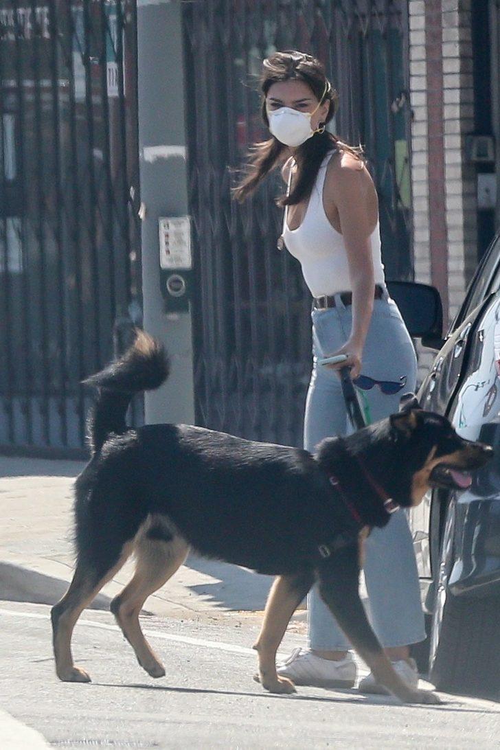 Emily Ratajkowski bu kez maskesini taktı G5