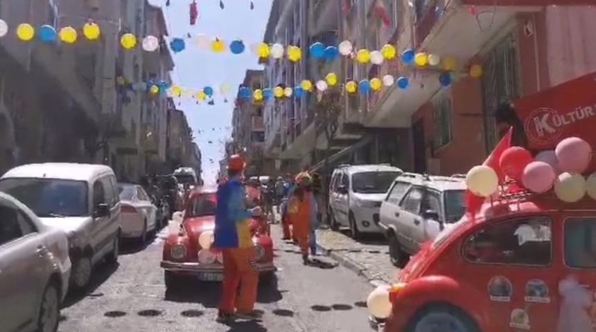 Vatandaş balkondan &ccedil;aldı animasyon ekibi doyasıya oynadı