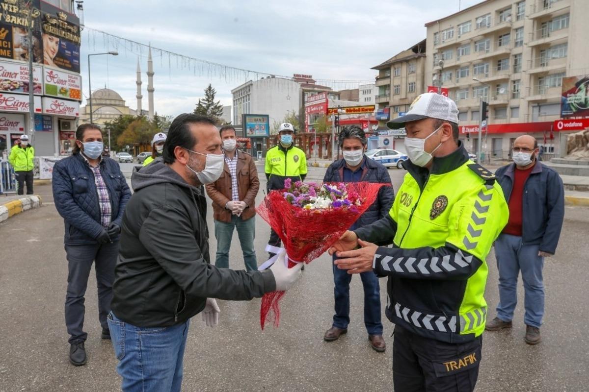 Gazetecilerden korona vir&uuml;s kahramanlarına moral