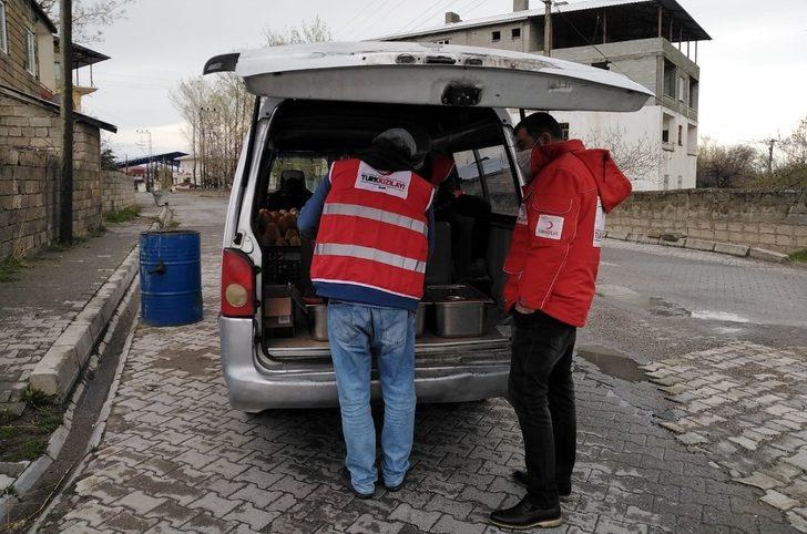 Türk Kızılay’ı Adilcevaz’da 300 aileye iftarda sıcak yemek ulaştırıyor G2