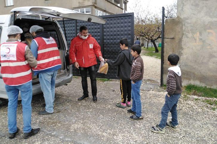 Türk Kızılay’ı Adilcevaz’da 300 aileye iftarda sıcak yemek ulaştırıyor G3