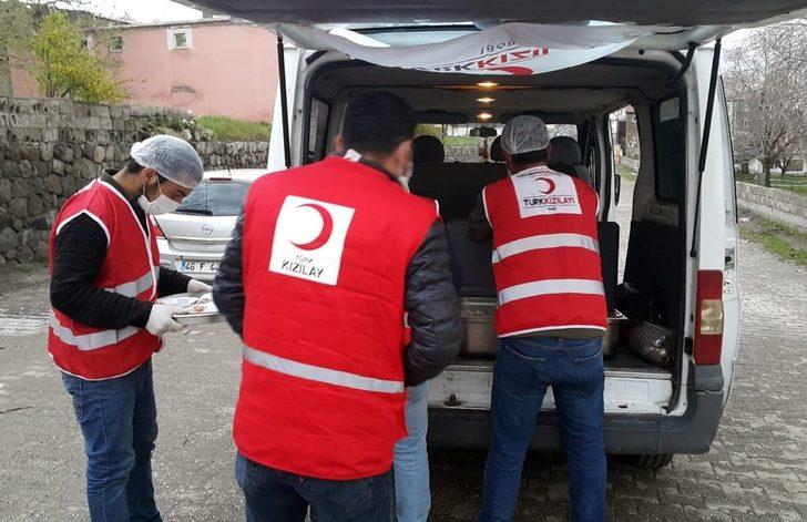 Türk Kızılay’ı Adilcevaz’da 300 aileye iftarda sıcak yemek ulaştırıyor G4