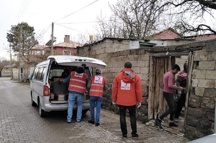 Türk Kızılay’ı Adilcevaz’da 300 aileye iftarda sıcak yemek ulaştırıyor G5
