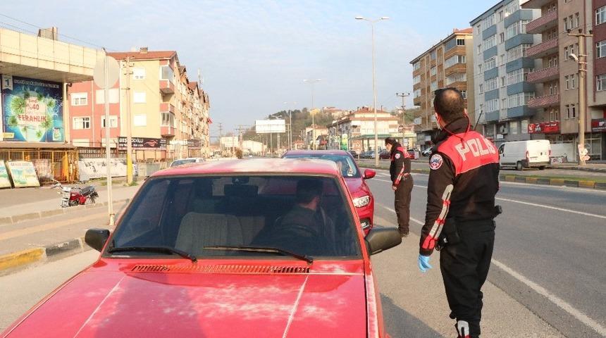 Sokağa &ccedil;ıkma yasağına uymayan 13 kişi ve 1 işyerine idari yaptırım uygulandı